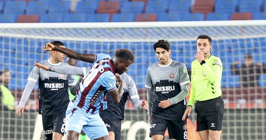 Berkay Ozcan At the - Kepa, is that you? Esgaio's teammate ignores coach's order and refuses to be substituted (video)