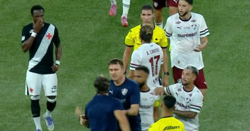Vasco da Gama Nuno Moreira - Fluminense Coach Confronts Referee After Being Sent Off (Video)