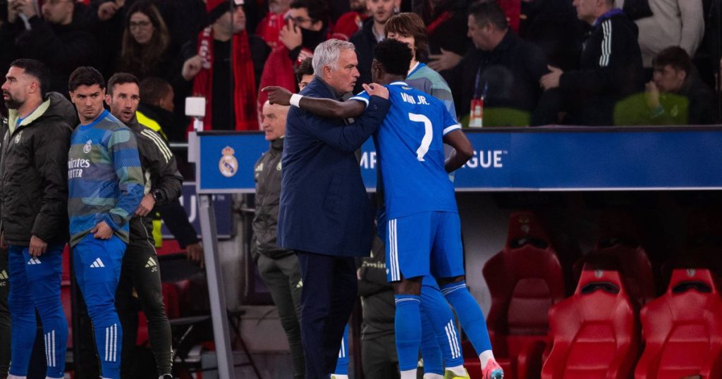Real Madrid Benfica - Mourinho accused of 'psychological manipulation' of Vinícius Júnior