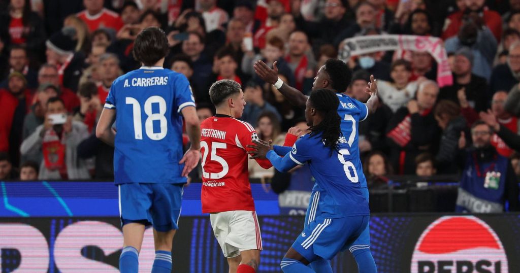 Mark Clattenburg During the - Former referee apologizes for "clumsy" comments about Vinícius