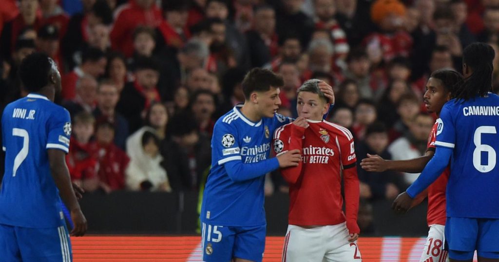 Mikael Silvestre Benfica - FIFA discusses the possibility of punishing players who speak with their mouths covered