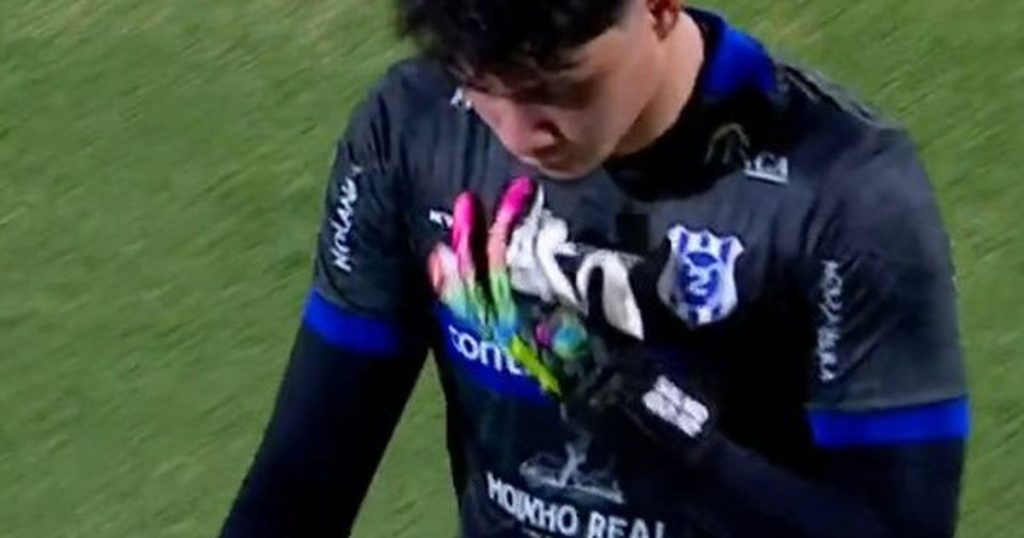 Juan Armoa Paraguayan Football Association - Unusual debut: 18-year-old goalkeeper plays one minute and is substituted (video)