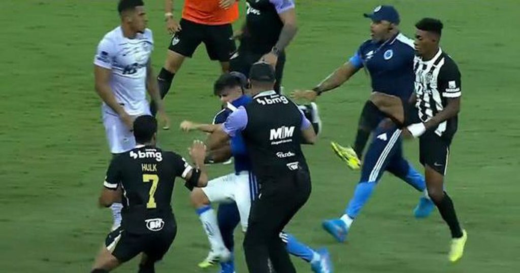 Hulk Throwing Punches Final This - VIDEO: Hulk Throwing Punches and Kicks in Brawl at Mineirão Final