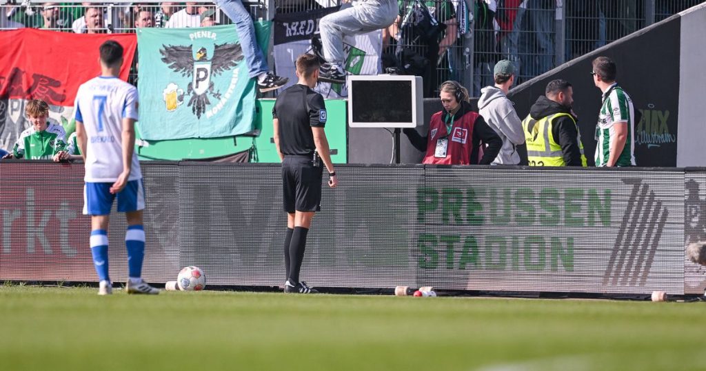 Fan Jumps Preussen Muenster - Incredible: Fan Jumps onto the Field and Disconnects VAR System During Penalty Against His Team