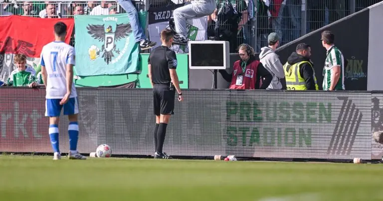 Fan Jumps Preussen Muenster - Incredible: Fan Jumps onto the Field and Disconnects VAR System During Penalty Against His Team