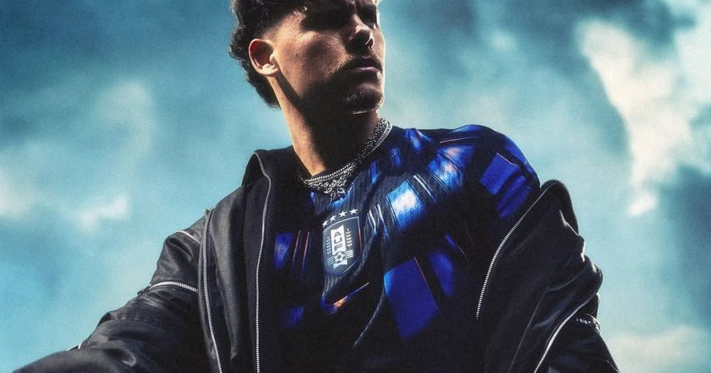 United States Sporting - Maxi Araújo Shows Uruguay Jersey