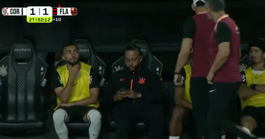 Memphis Depay In the - Caught on the phone on the bench and reprimanded: Depay has an explanation