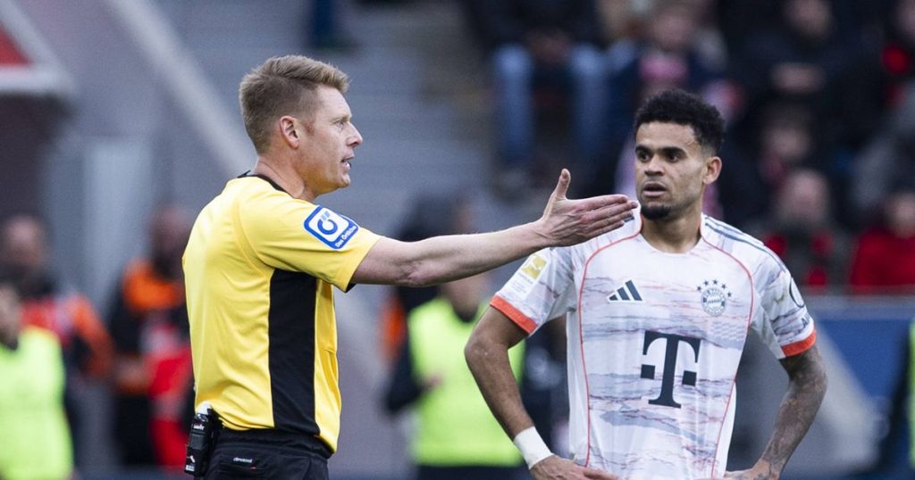 Simulation This Bayer Leverkusen - Referee Regrets Sending Off Former FC Porto Player for Simulation