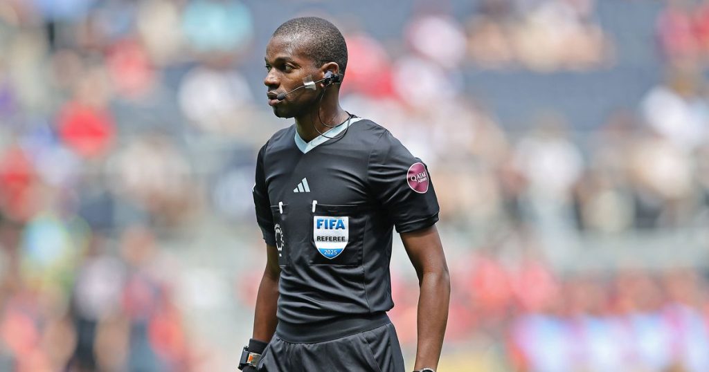 Avoid Protests Issa Sy - The Unusual Method of a Referee to Avoid Protests in the African Champions League