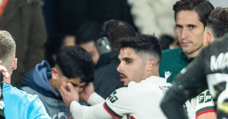 Pedro Neto Chelsea - Rosenior reflects on Pedro Neto incident with ball boy: 'What impressed me the most...'