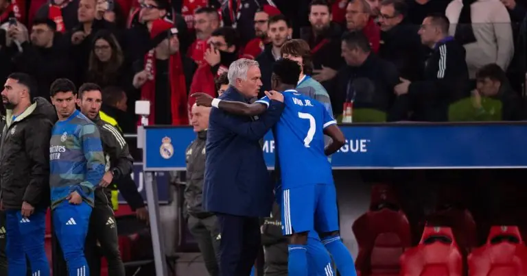 Benfica Eden Hazard Real Madrid - Hazard gives advice to Vinícius about the controversial celebration against Benfica