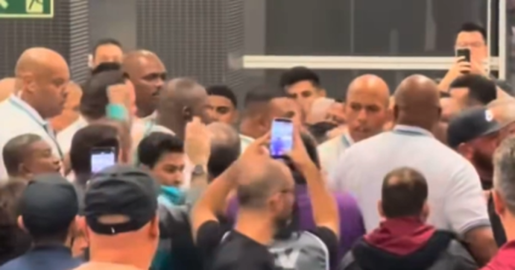 Imagens da Jogadores de - [EN] Confusão no túnel após dérbi paulista (vídeo)