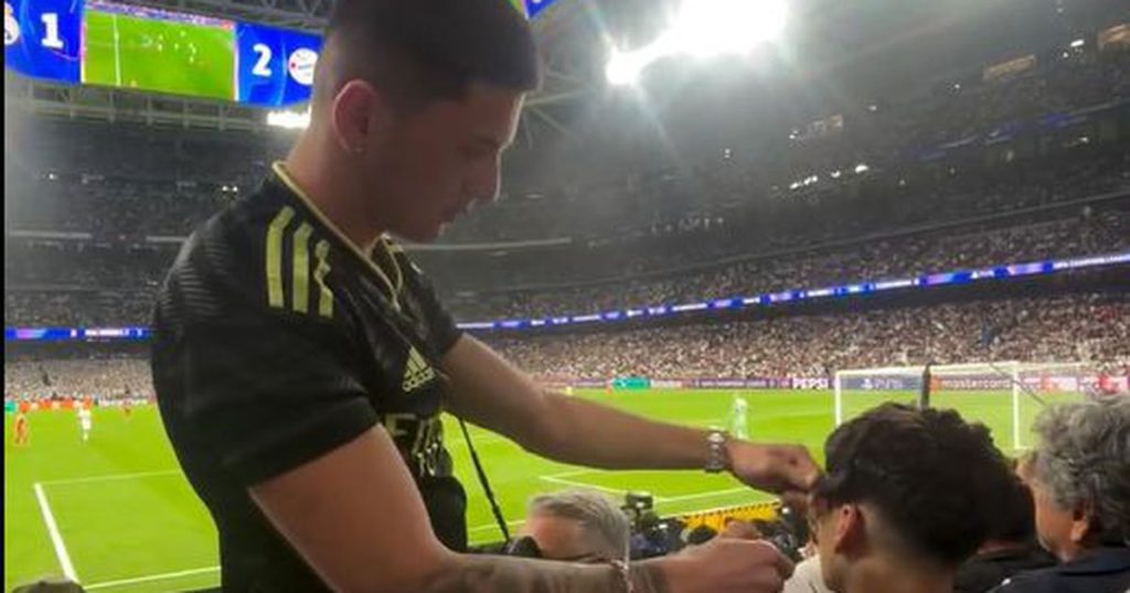 Real Madrid Bayern Munique - [EN] Insólito no Bernabéu: adepto corta o cabelo em plena bancada (vídeo)