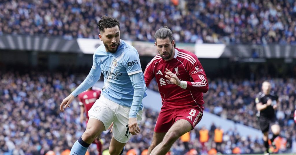 Liverpool Rayan Cherki - [EN] Cherki veste camisola do Liverpool antes do apito final... e é logo repreendido