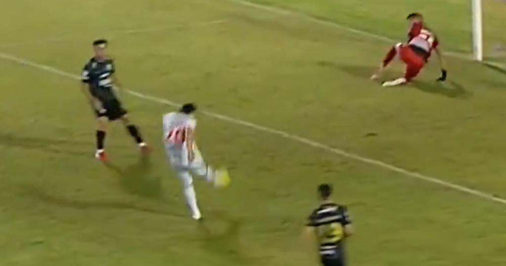 Depois de Franco Fragueda - [EN] Penálti falhado origina um dos golos mais bizarros do ano (vídeo)