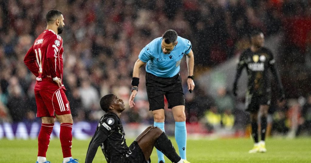 Dor de Nuno Mendes - [EN] Dor de cabeça para Martínez? Nuno Mendes sai lesionado em Liverpool