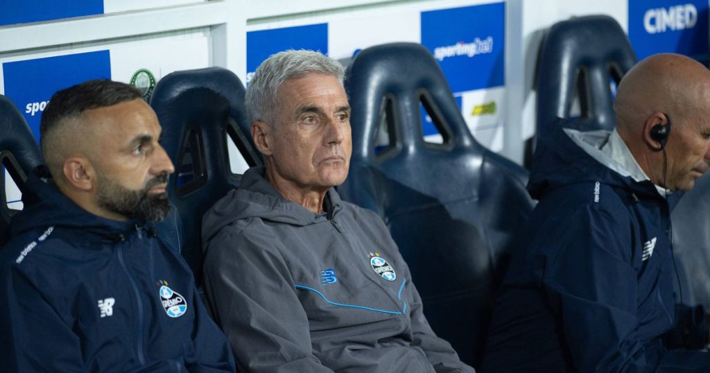 Montevideo City Estadio Centenario - [EN] Luís Castro abre Sul-Americana com derrota e aceita: «Pior jogo da época»