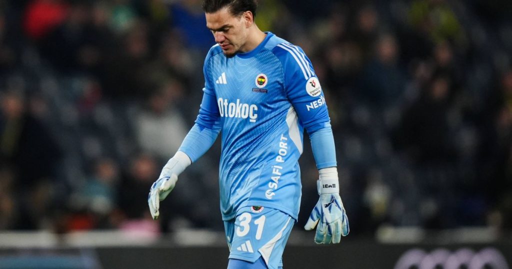 Benfica Depois de - [EN] VÍDEO: erro monumental de ex-Benfica pode custar o título ao Fenerbahçe