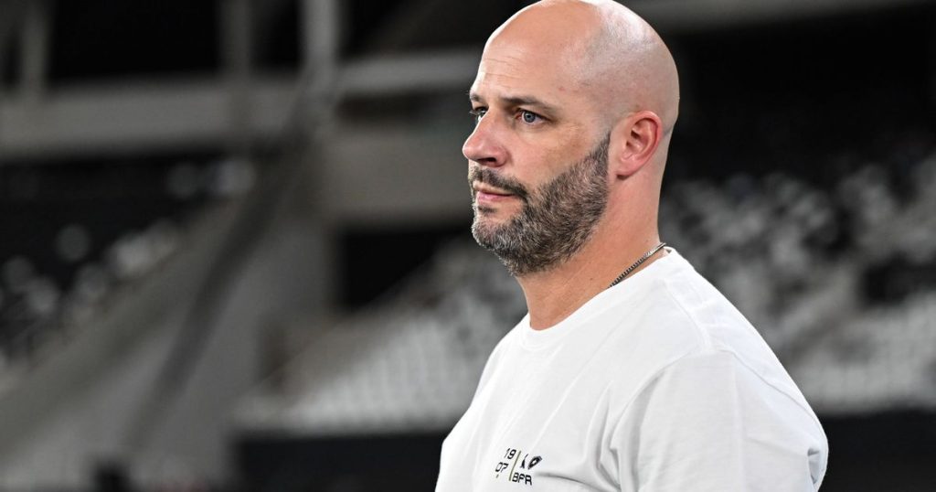 Franclim Carvalho Ao Franclim Carvalho - [EN] Ao fim de dois jogos, adeptos do Botafogo chamam «burro» a Franclim Carvalho