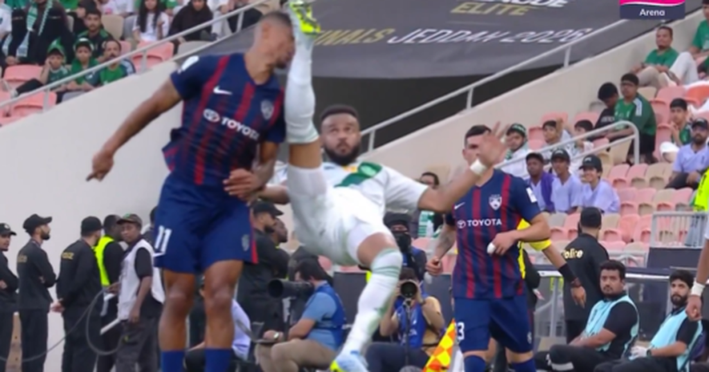 Al Ahli Ali Majrashi - [EN] VÍDEO: pontapé na cabeça deixa jogador inconsciente, colega agride paramédico