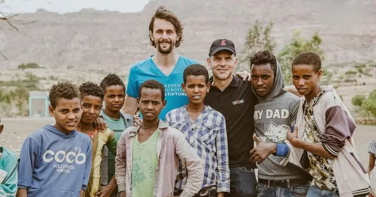 Mas Neven Subotic Mats Hummels - [EN] «Fez-se santo!»: ex-estrela do Dortmund doou fortuna e tornou-se voluntário