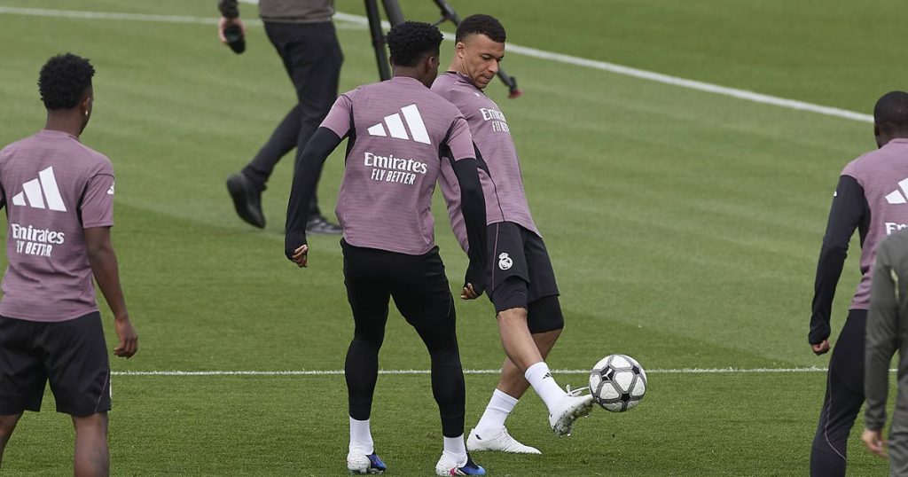 Treino do Real Valverde Apesar - [EN] Treino do Real com Tchouaméni, Mbappé sorridente e sem Valverde