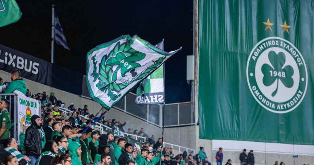 OMONOIA FC Stavros Papastavrou - [EN] O campeão e o recém-promovido: clube dividiu-se ao meio e ambos festejam