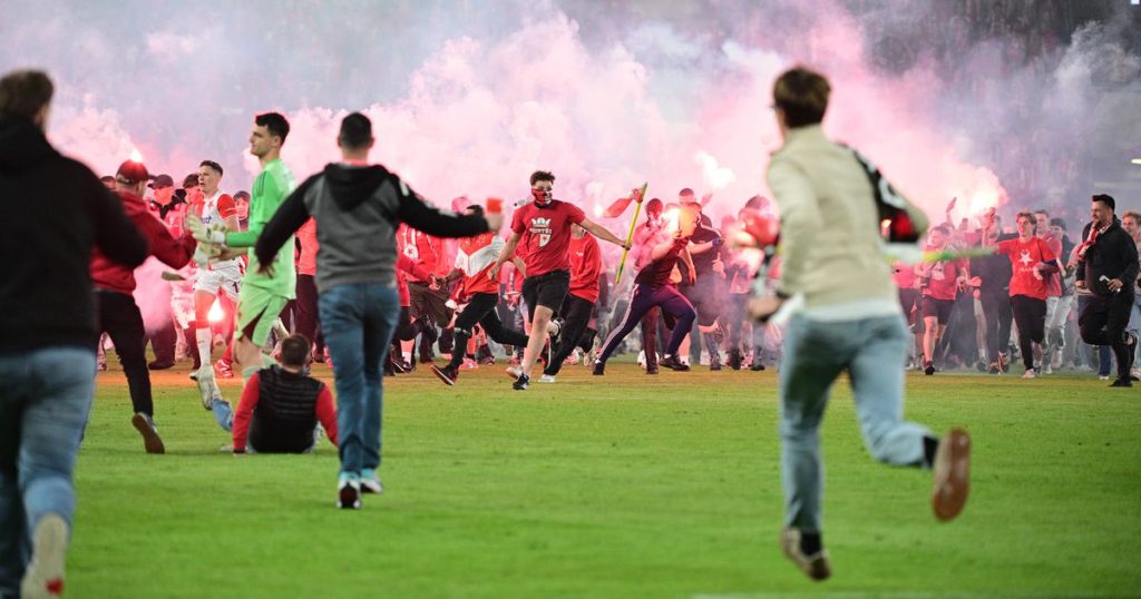 Slavia Praga Perto do - [EN] Slavia ia festejar o título, mas adeptos invadem o relvado e jogo não acaba (vídeo)