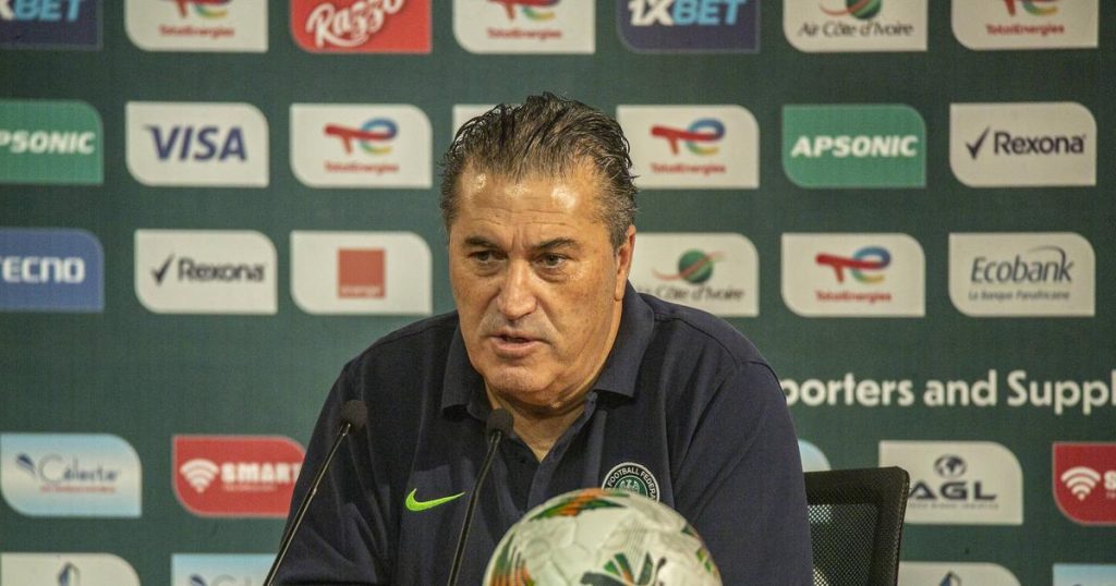Al Ula Al Faisaly - [EN] Confusão na secretaria tira subida de divisão na Arábia a José Peseiro
