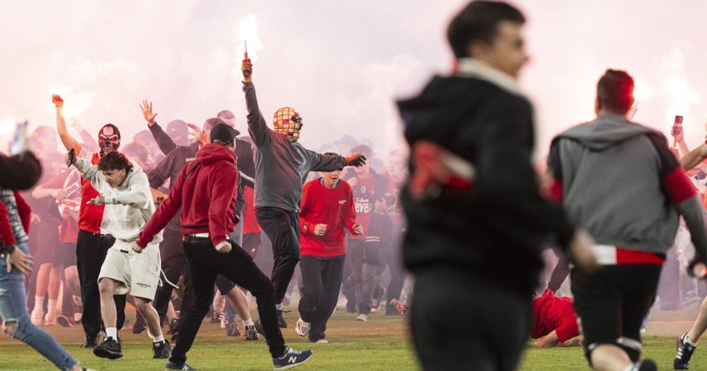 Slavia Praga Fortuna Arena - [EN] Invadiram o campo, impediram a festa do título e vão ser banidos para sempre