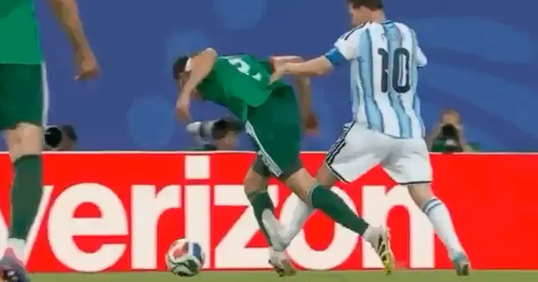 World Cup Lionel Messi - «100% red card»: Messi escaped expulsion in World Cup debut (video)