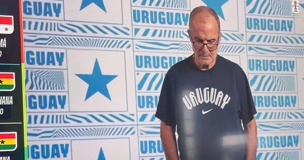 World Cup After the - Awkward? Bielsa explains bizarre photoshoot for the World Cup