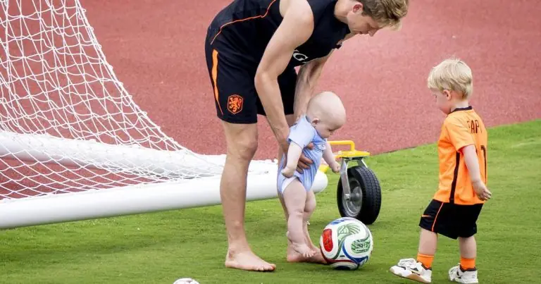 Methodist University Frenkie de Jong - Photos: Netherlands players with special company at training