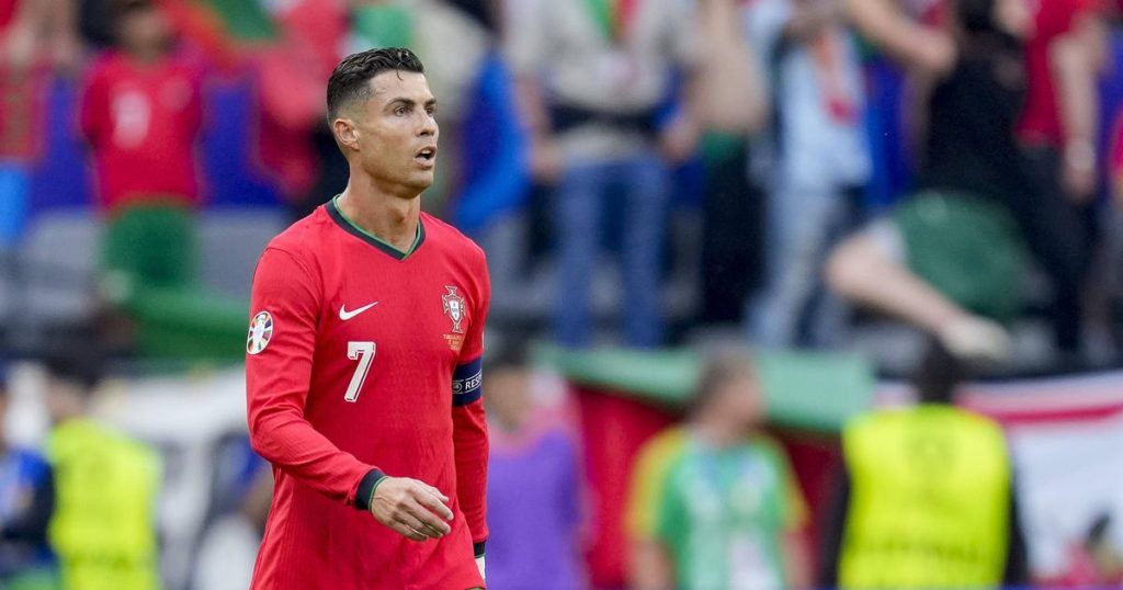 Diego Lugano Cristiano Ronaldo - [EN] Ironia no favoritismo de Portugal: «Cristiano terá penáltis a favor, como Messi teve no Qatar»