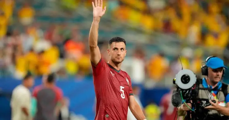 Diogo Jota Jersey Moves Dalot - Diogo Jota's Jersey Moves Dalot and Becomes a Dream Gift for Fans